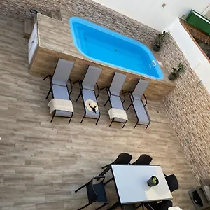 https://casa-jara-25.hotelsinnerja.org